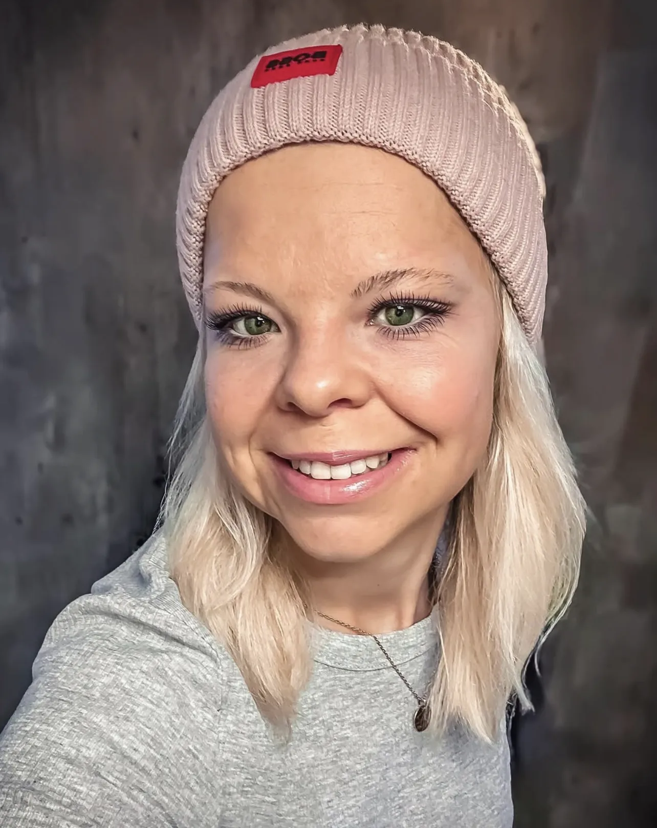 Fotografin Daniela Förster lächelnd in natürlicher Umgebung