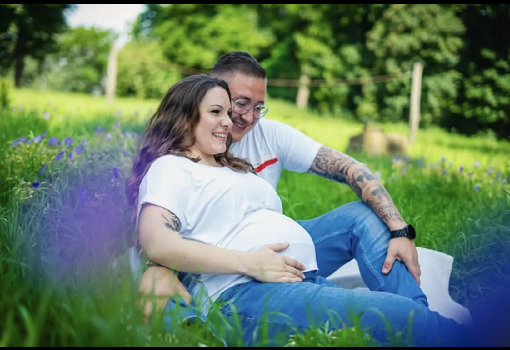 Babybauch-Shooting in sanftem Licht
